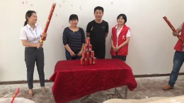 航天花园梁女士